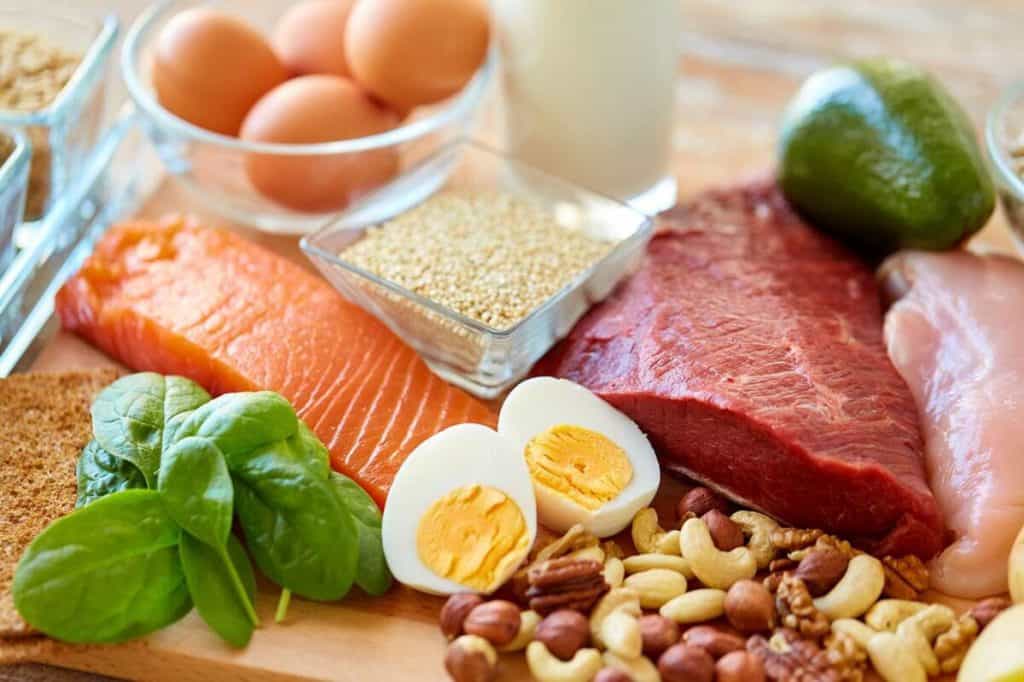 fuentes-de-proteina-encima-de-la-mesa-1200x799
