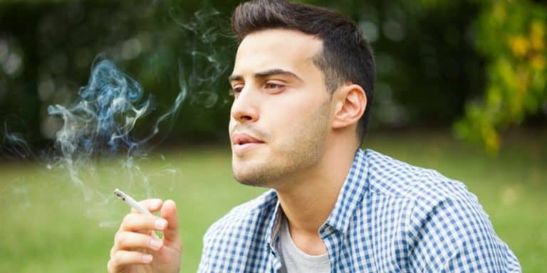 persona fumando