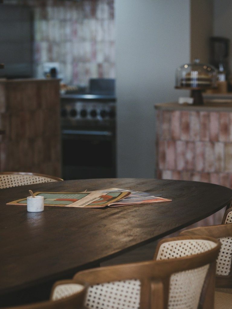 Mesa de madera con cartas en una sala de restaurante