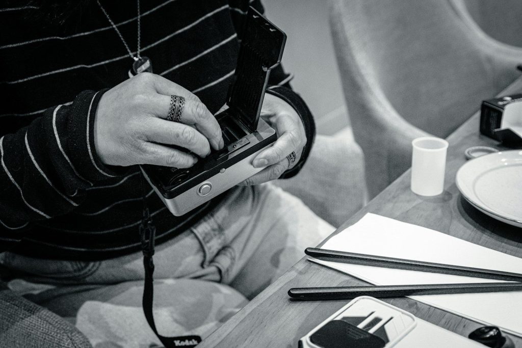Manos sobre un cuaderno en una mesa de cafetería